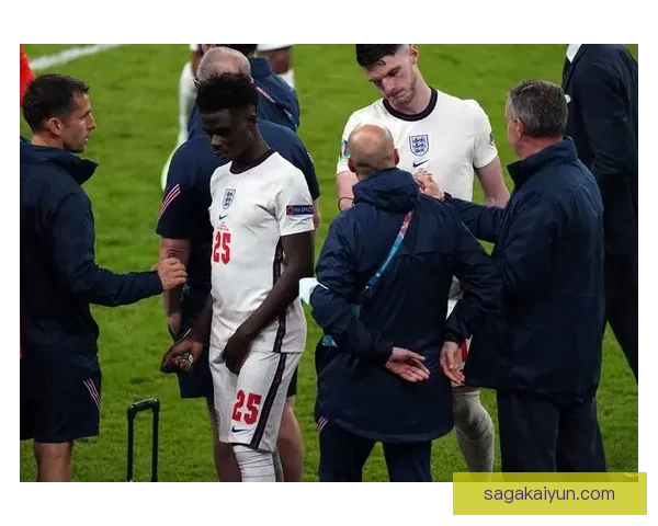 萨卡与球迷的互动方式备受关注，展现出亲民形象与球迷情感连接。